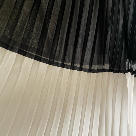 BCBG Asymmetrical black and white pleated skirt size L- fits like a 10-12 - Picture 4 of 6